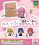 アニメ「ぼっち・ざ・ろっく！」段ボールに隠れられる！結束バンドのお座りフィギュア（再販）（７月）【◆５００円カプセルトイ　２０個入り　ブシロード】＋正規台紙
